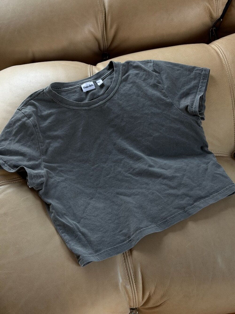 Sun-Deh | Cropped Charcoal Tee